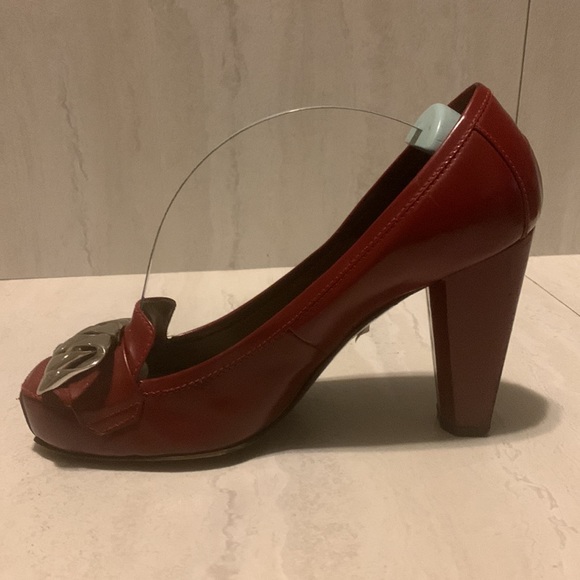 Kalliste Women's Red Classy Patent Front Buckle/Chain Pumps Size 9.5 - Picture 6 of 15